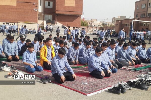 اقامه نماز جماعت ظهر در مدرسه انصار‌المهدی قرچک