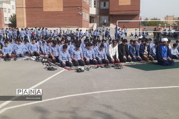 اقامه نماز جماعت ظهر در مدرسه انصار‌المهدی قرچک