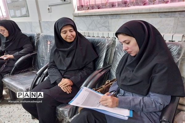 بازدید گروه های آموزشی متوسطه اداره کل آموزش وپرورش خراسان رضوی از دبیرستان عصمت دو