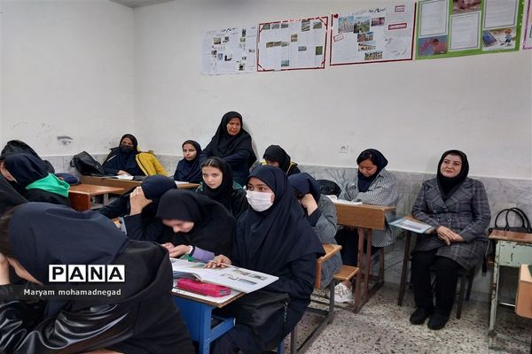 بازدید گروه های آموزشی متوسطه اداره کل آموزش وپرورش خراسان رضوی از دبیرستان عصمت دو