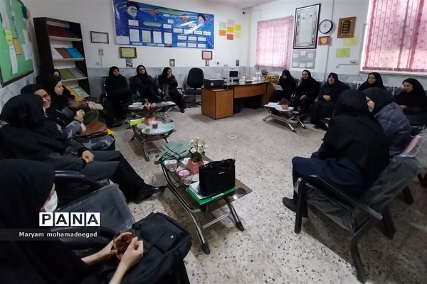 بازدید گروه های آموزشی متوسطه اداره کل آموزش وپرورش خراسان رضوی از دبیرستان عصمت دو