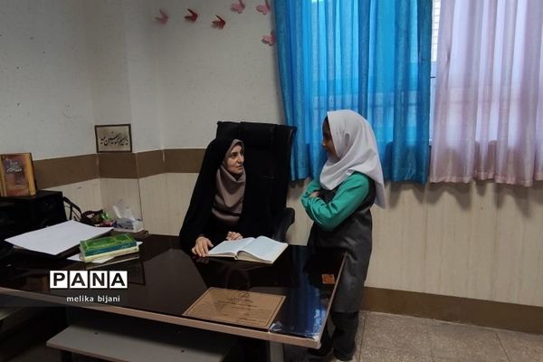 هفته  کتاب و کتابخوانی در مدرسه شهید بهزادی شهر پرند