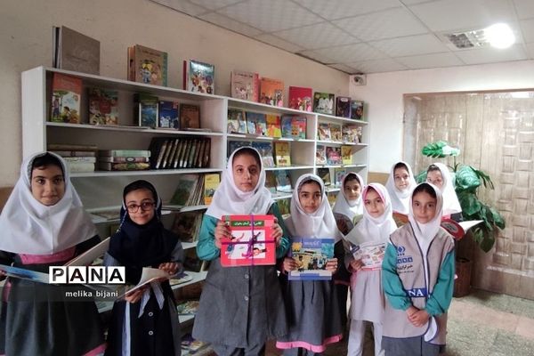 هفته  کتاب و کتابخوانی در مدرسه شهید بهزادی شهر پرند