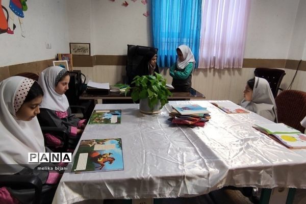 هفته  کتاب و کتابخوانی در مدرسه شهید بهزادی شهر پرند