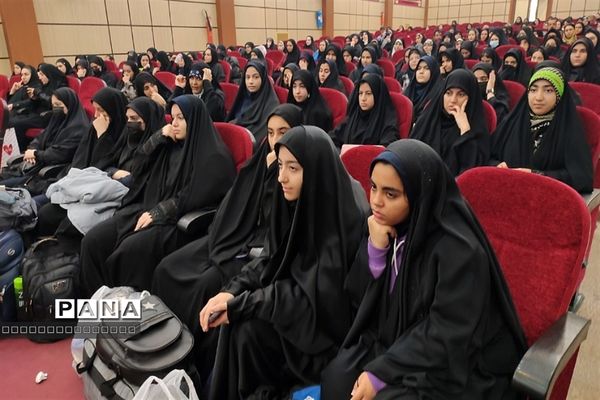 مراسم بدرقه دانش‌آموزان دختر عازم راهیان نور در شهرستان رباط‌کریم