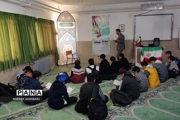برگزاری نماز جماعت و زیارت عاشورا در دبیرستان امام جعفرصادق(ع) شهرستان پردیس