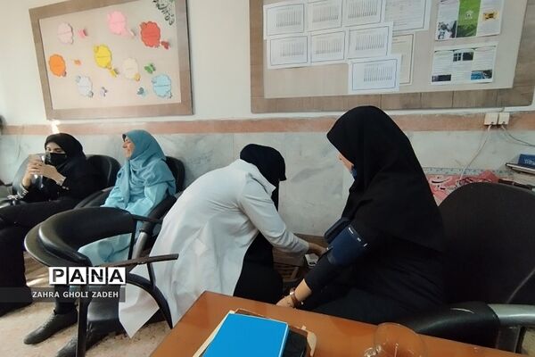 تست قند‌خون در دبیرستان دخترانه قادسی کهریزک