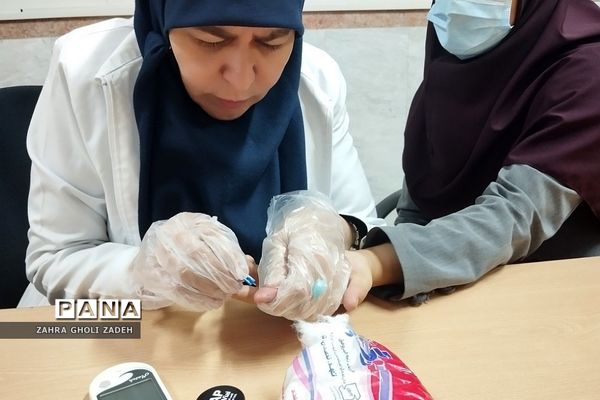 تست قند‌خون در دبیرستان دخترانه قادسی کهریزک