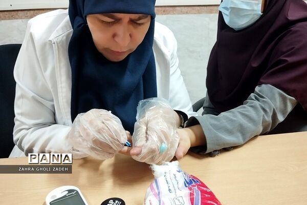 تست قند‌خون در دبیرستان دخترانه قادسی کهریزک