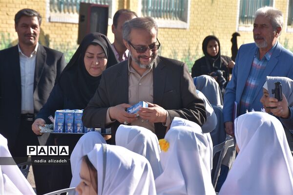 آیین توزیع شیر رایگان در مدارس خراسان رضوی
