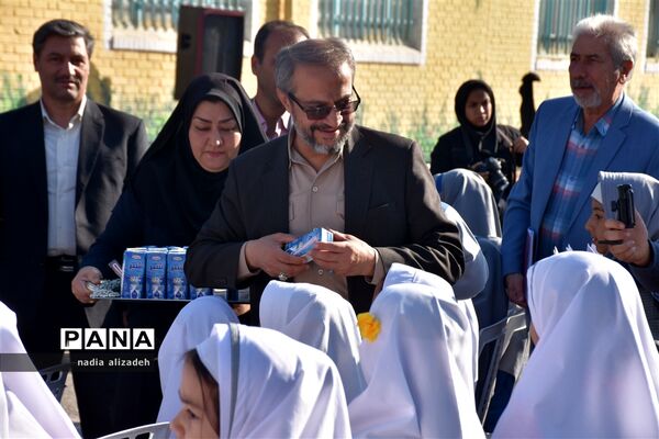 آیین توزیع شیر رایگان در مدارس خراسان رضوی