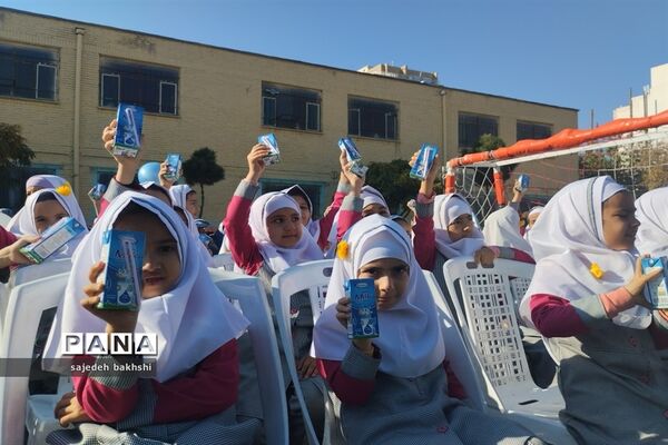 آیین توزیع شیر در مدارس خراسا ن رضوی