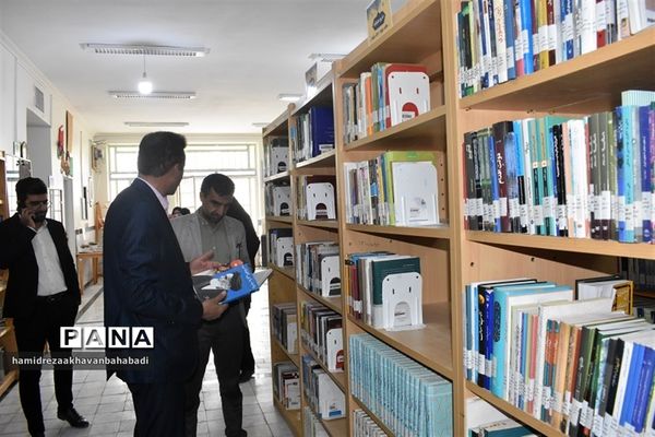 بازدید مدیر آموزش و پرورش بهاباد از کتابخانه عطائی و دیدار با کتابداران