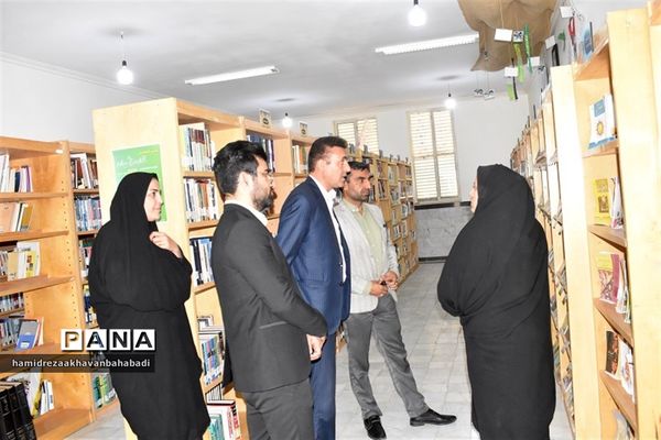 بازدید مدیر آموزش و پرورش بهاباد از کتابخانه عطائی و دیدار با کتابداران