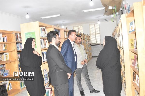 بازدید مدیر آموزش و پرورش بهاباد از کتابخانه عطائی و دیدار با کتابداران