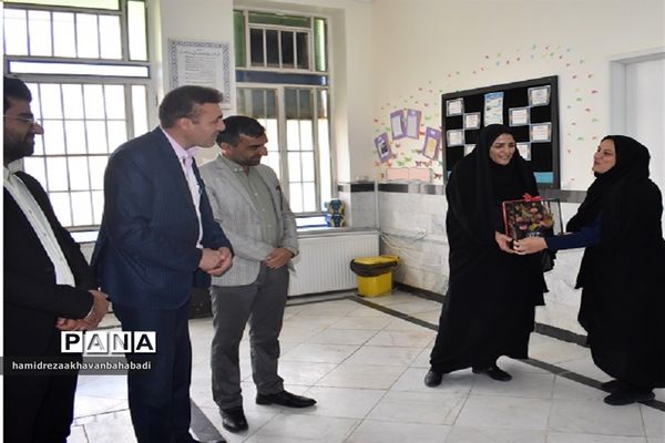 بازدید مدیر آموزش و پرورش بهاباد از کتابخانه عطائی و دیدار با کتابداران