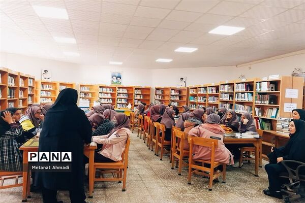 بازدید دانش‌آموزان استان مرکزی از کتابخانه به‌مناسبت هفته کتابخوانی