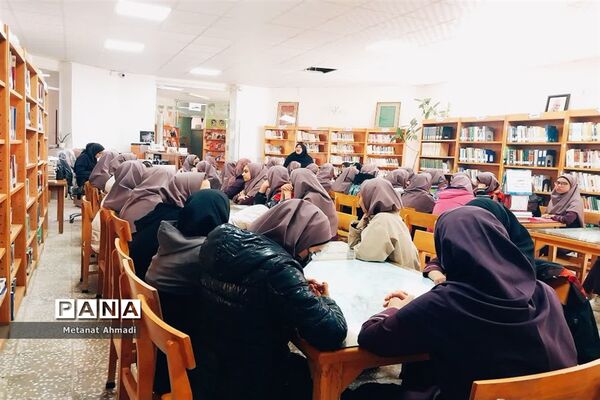 بازدید دانش‌آموزان استان مرکزی از کتابخانه به‌مناسبت هفته کتابخوانی