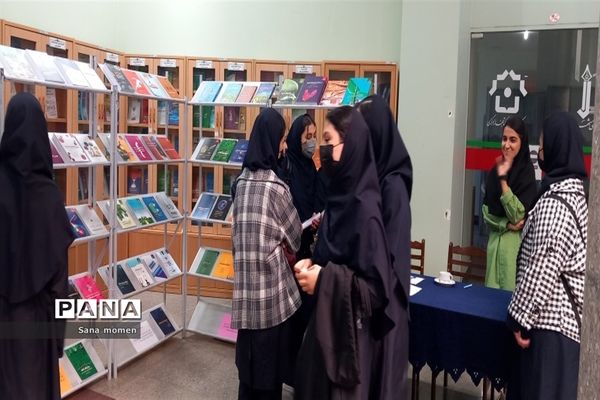 بازدیداز کتابخانه مرکزی دانشگاه فردوسی به‌مناسبت هفته کتاب وکتابخوانی