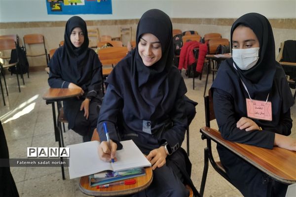 اولین جلسه هیات رئیسه شورای دانش‌آموزی در دبیرستان فاطمه آهنچی منطقه تبادکان