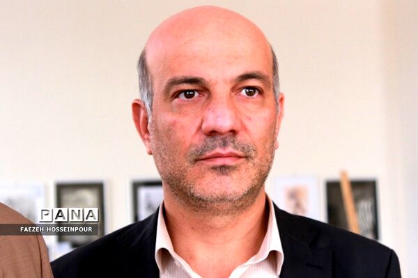 بازدید مسئولان از نمایشگاه هنر طراحی سیاه قلم دانش‌آموزان بهارستانی