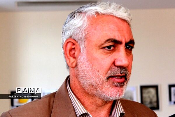 بازدید مسئولان از نمایشگاه هنر طراحی سیاه قلم دانش‌آموزان بهارستانی