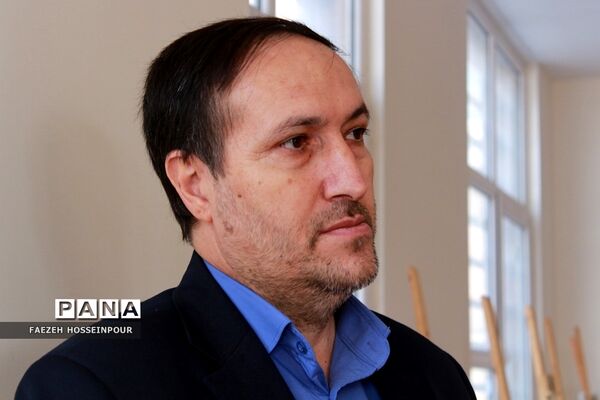 بازدید مسئولان از نمایشگاه هنر طراحی سیاه قلم دانش‌آموزان بهارستانی