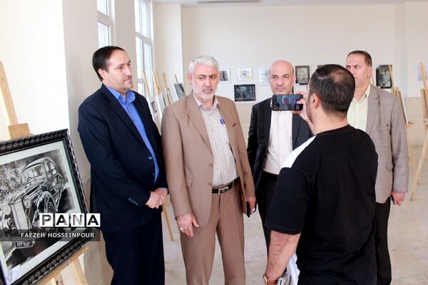 بازدید مسئولان از نمایشگاه هنر طراحی سیاه قلم دانش‌آموزان بهارستانی