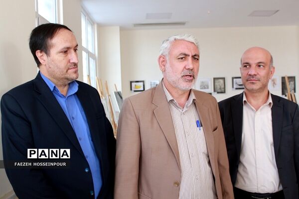 بازدید مسئولان از نمایشگاه هنر طراحی سیاه قلم دانش‌آموزان بهارستانی