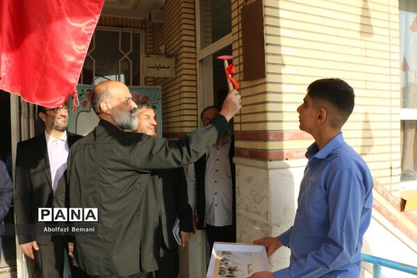 مراسم صبحگاه یار مهربان و نواخته شدن زنگ هفته کتاب در قم