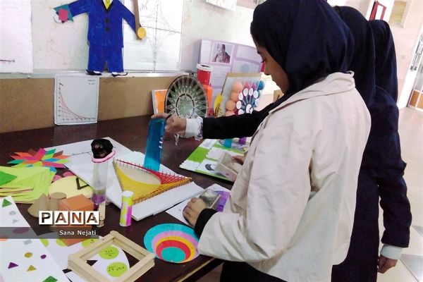 نمایشگاه دست سازهای ریاضی در دبیرستان شاهد فیض