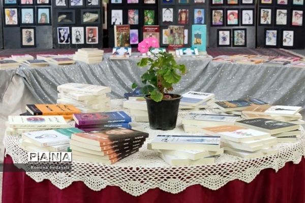 برگزاری نمایشگاه کتاب در هفته کتاب و کتابخوانی در هنرستان مبتکران رودهن