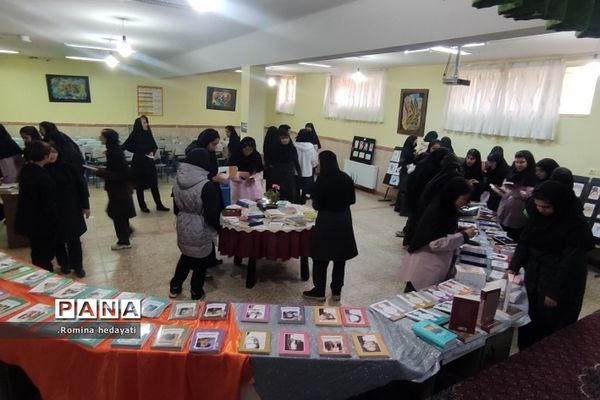 برگزاری نمایشگاه کتاب در هفته کتاب و کتابخوانی در هنرستان مبتکران رودهن