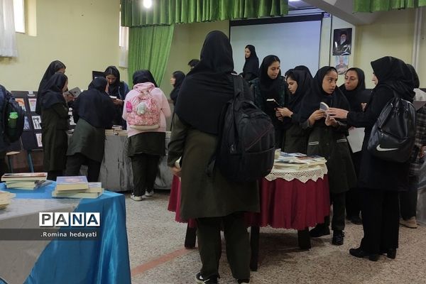 برگزاری نمایشگاه کتاب در هفته کتاب و کتابخوانی در هنرستان مبتکران رودهن