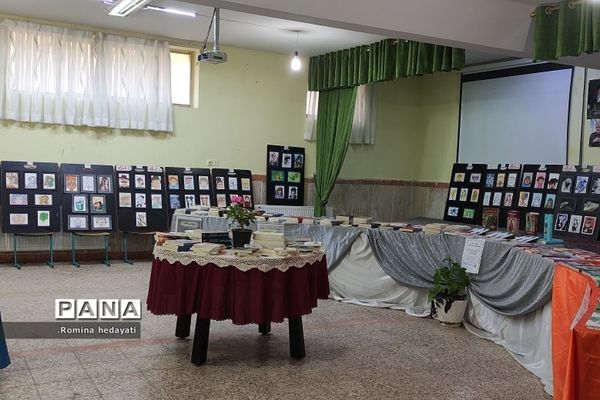 برگزاری نمایشگاه کتاب در هفته کتاب و کتابخوانی در هنرستان مبتکران رودهن