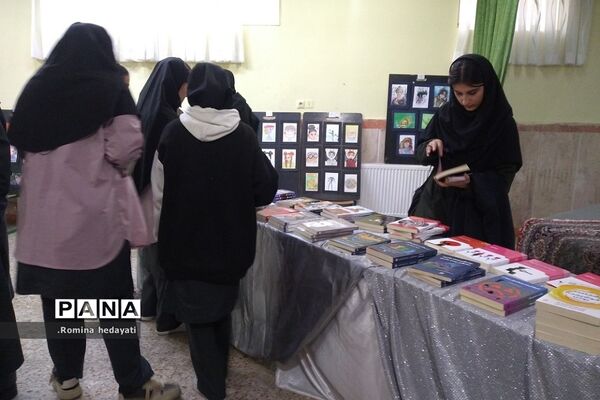 برگزاری نمایشگاه کتاب در هفته کتاب و کتابخوانی در هنرستان مبتکران رودهن