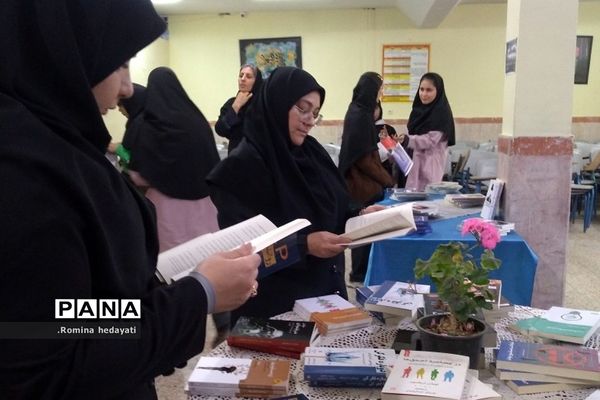 برگزاری نمایشگاه کتاب در هفته کتاب و کتابخوانی در هنرستان مبتکران رودهن