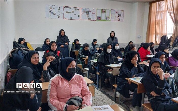 بازدید سرگروه های آموزشی متوسطه اداره کل آموزش وپرورش خراسان رضوی از دبیرستان عصمت ۲ ناحیه یک/ فیلم
