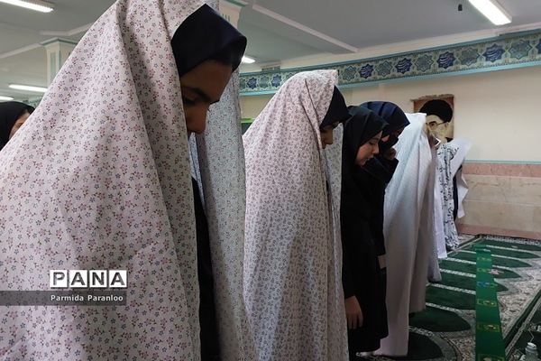 برگزاری نماز جماعت در دبیرستان‌ نشاط بهارستان‌دو