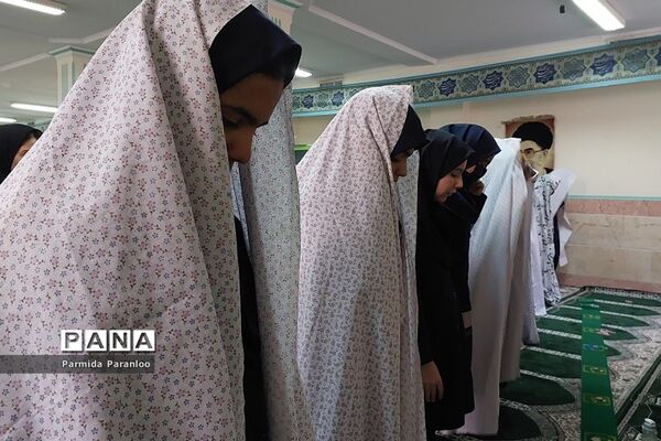 برگزاری نماز جماعت در دبیرستان‌ نشاط بهارستان‌دو