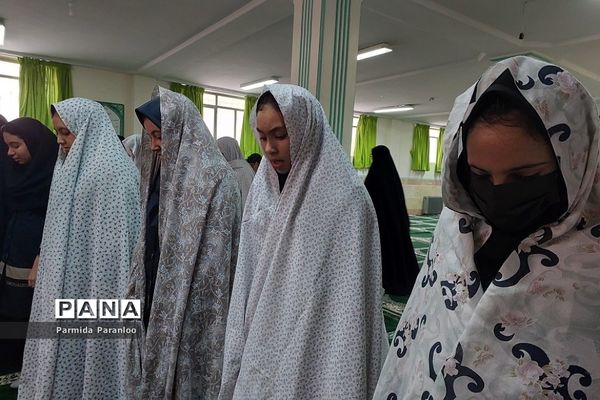 برگزاری نماز جماعت در دبیرستان‌ نشاط بهارستان‌دو