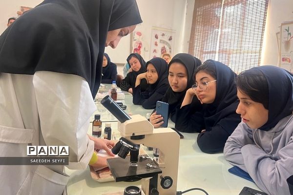 حضور دانش‌آموزان در آزمایشگاه کیمیاگران جوان در کهریزک