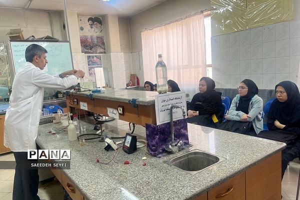 حضور دانش‌آموزان در آزمایشگاه کیمیاگران جوان در کهریزک