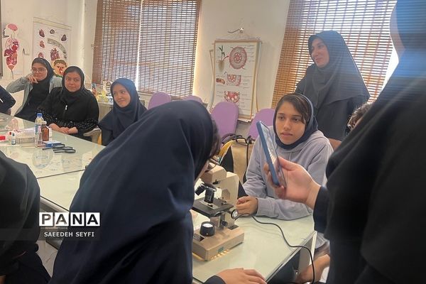 حضور دانش‌آموزان در آزمایشگاه کیمیاگران جوان در کهریزک