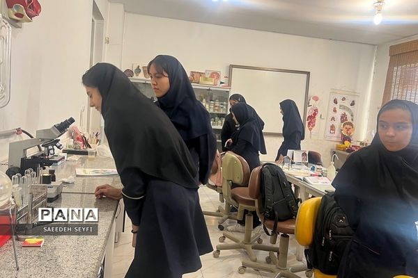 حضور دانش‌آموزان در آزمایشگاه کیمیاگران جوان در کهریزک