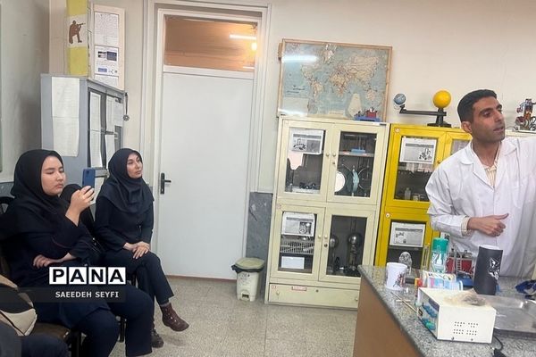حضور دانش‌آموزان در آزمایشگاه کیمیاگران جوان در کهریزک