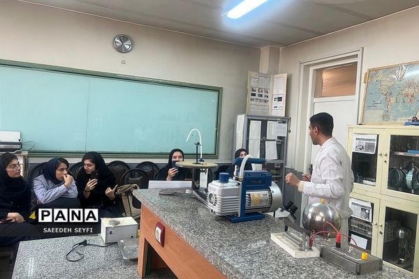 حضور دانش‌آموزان در آزمایشگاه کیمیاگران جوان در کهریزک