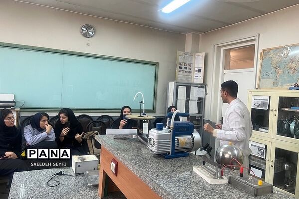 حضور دانش‌آموزان در آزمایشگاه کیمیاگران جوان در کهریزک