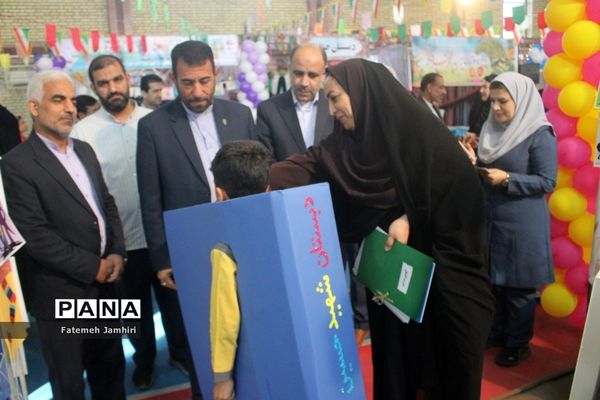 نمایشگاه آثار دانش‌آموزان در حوزه کتاب در بوشهر