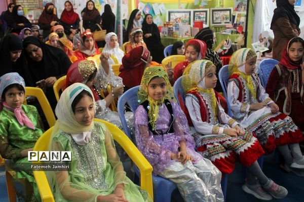 نمایشگاه آثار دانش‌آموزان در حوزه کتاب در بوشهر